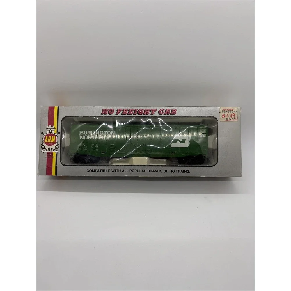 AHM #100024 Ho Scale Green Burlington Northern Box Car Very Good Condition
